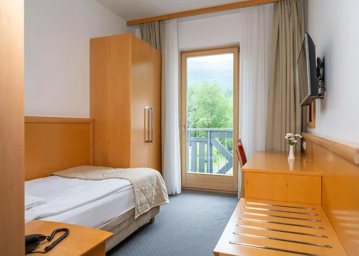 Ξενοδοχείο Jezero 4*